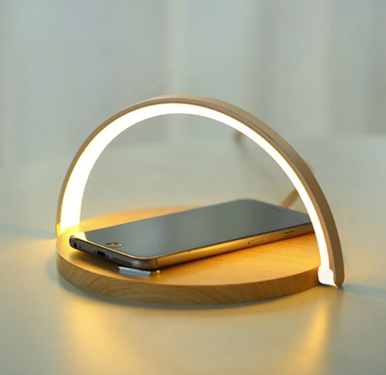 Compacte multifunctionele nachtlamp met Qi draadloos opladen en geïntegreerde smartphonehouder.
