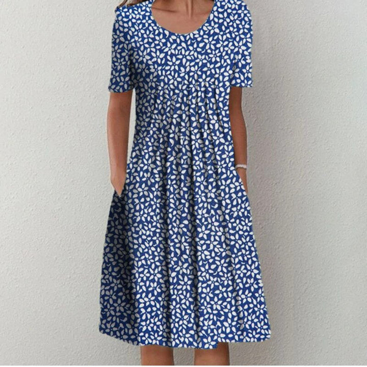 Dames zomerjurk met bloemenprint, v-hals en zakken. Comfortabele midi jurk voor een casual en vrolijke look.