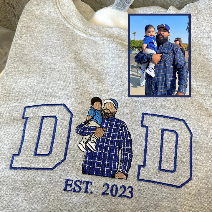 Gepersonaliseerde grijze sweater met geborduurde vader en kind foto en tekst