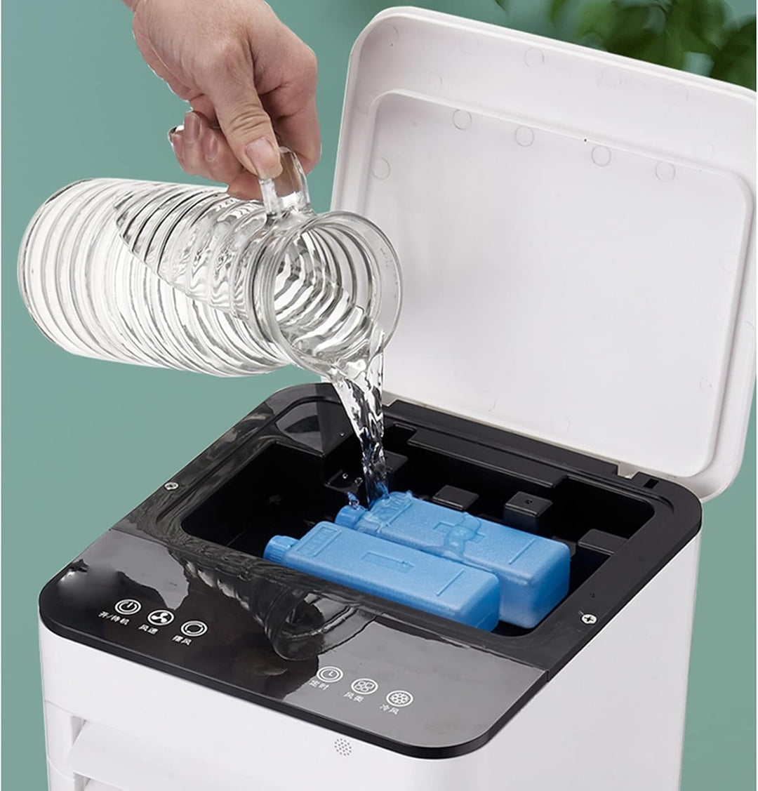 Water bijvullen in de compacte draagbare airconditioner met reservoir