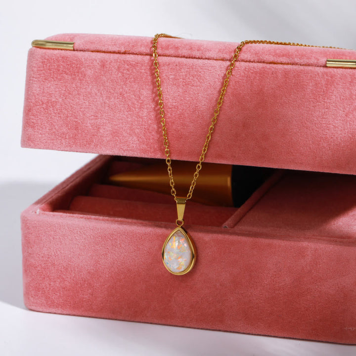 Perfect cadeau: 18K gouden ketting met natuurlijke opaal druppelhanger, een elegant sieraad.