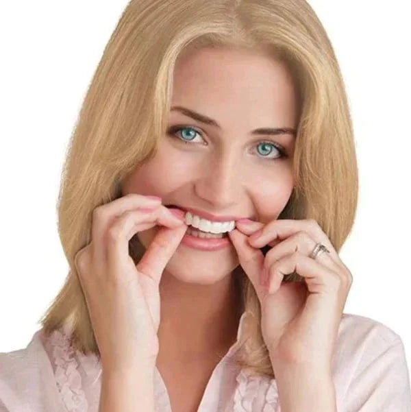 Vrouw die smile veneers aanbrengt voor een stralende lach