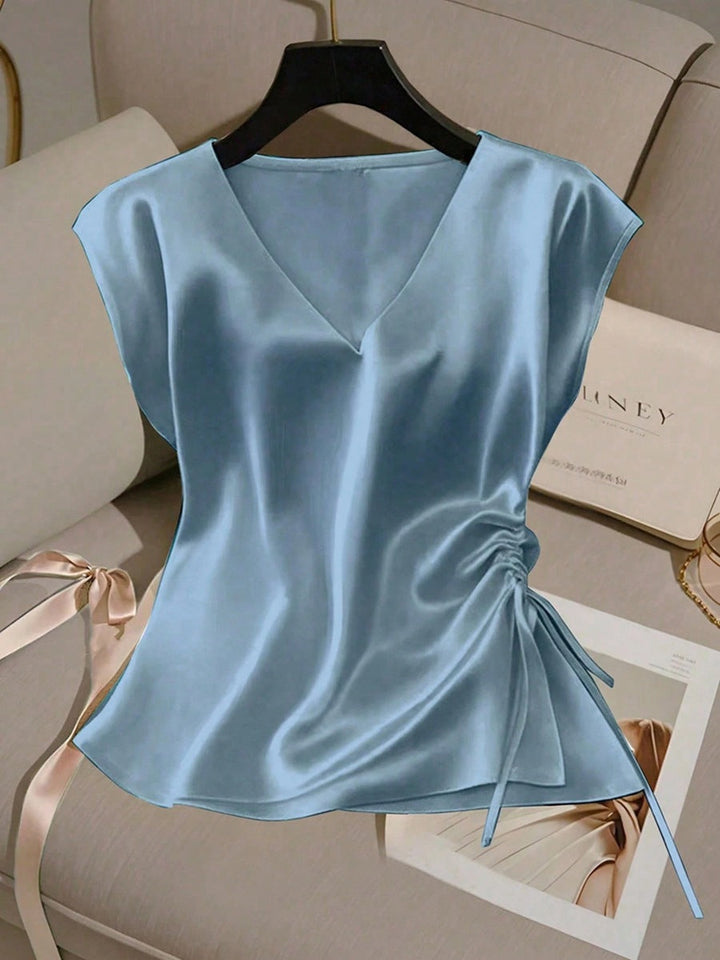 Dames V-hals top met elegante pasvorm en verstelbare zoom. Stijlvolle mouwloze zomertop, perfect voor elke gelegenheid.