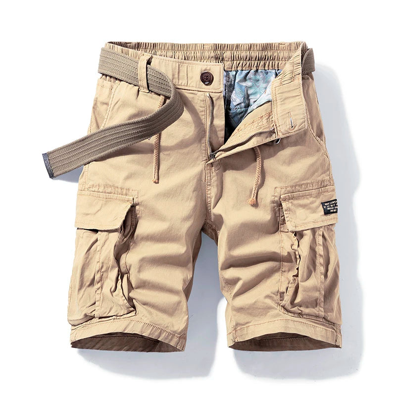 Detail van de ruime cargozak met klep op een zomerse korte broek
