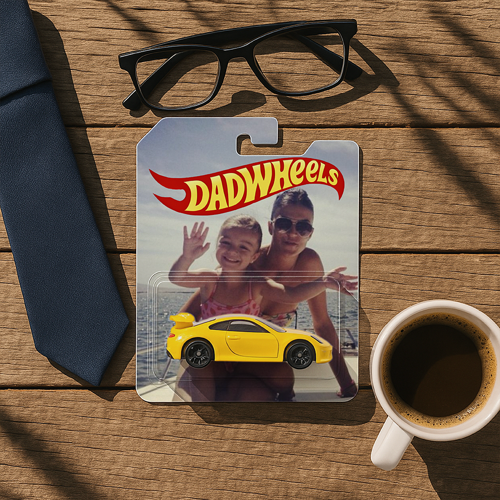 Maak blijvende herinneringen: gepersonaliseerde cadeauverpakking voor speelgoedauto met foto en tekst.