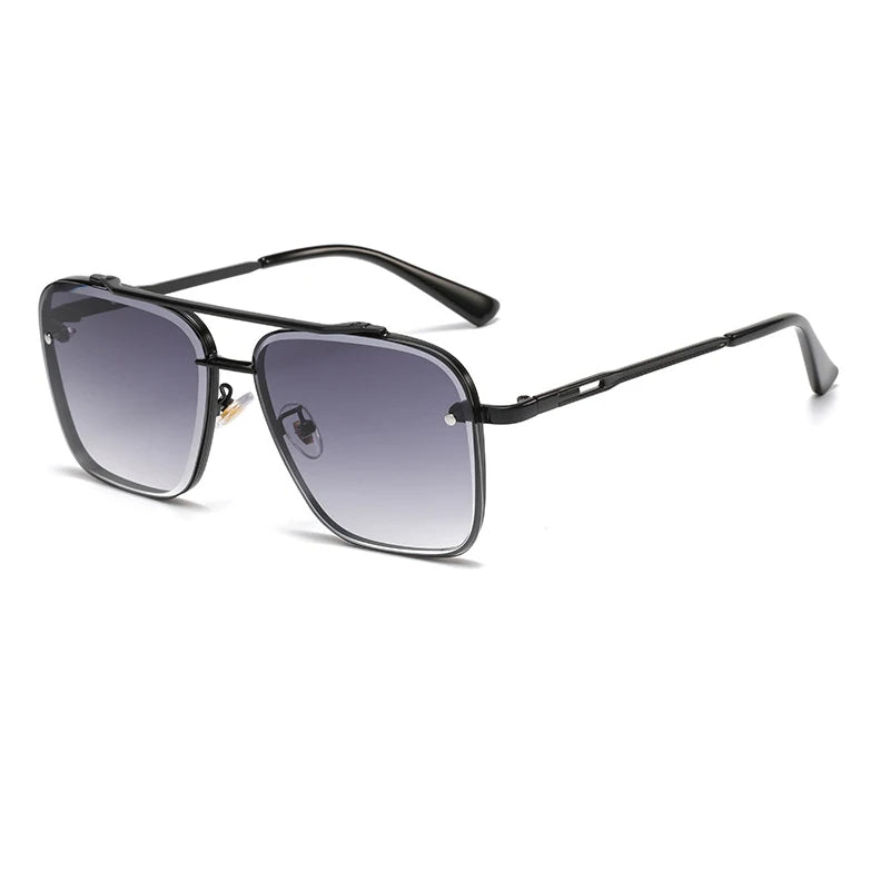 Trendy heren zonnebril met groot metalen montuur en stijlvolle kleurverloop glazen. Luxe mode accessoire voor mannen.