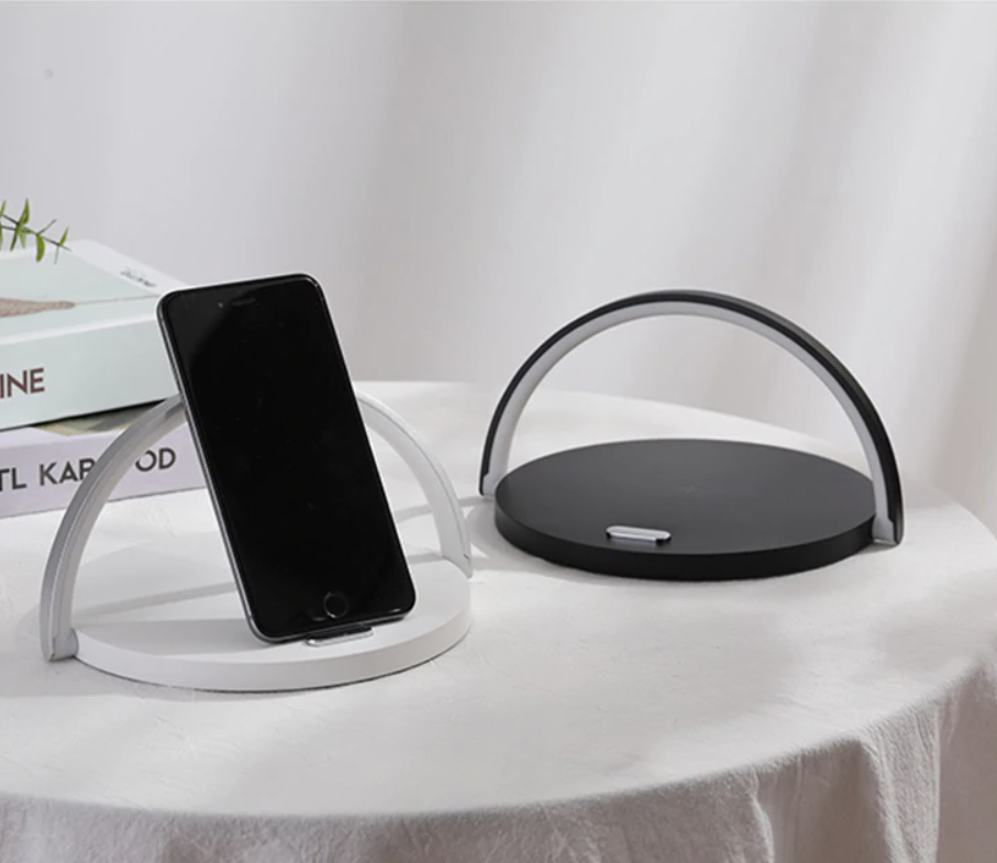 Moderne nachtlamp met warm LED licht en ingebouwde draadloze oplader; ideaal voor je smartphone.