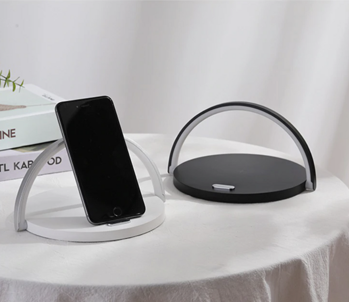 Moderne nachtlamp met warm LED licht en ingebouwde draadloze oplader; ideaal voor je smartphone.