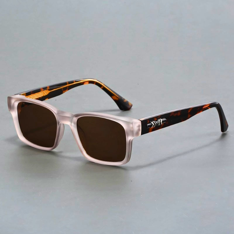 Trendy heren zonnebril met luipaardprint, vierkant frame, UV400 en stijlvol accessoire.