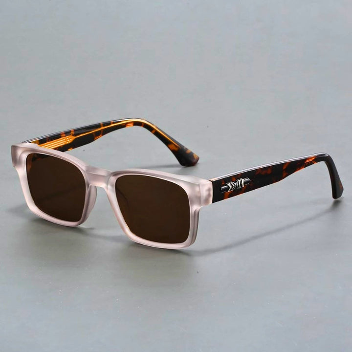 Trendy heren zonnebril met luipaardprint, vierkant frame, UV400 en stijlvol accessoire.