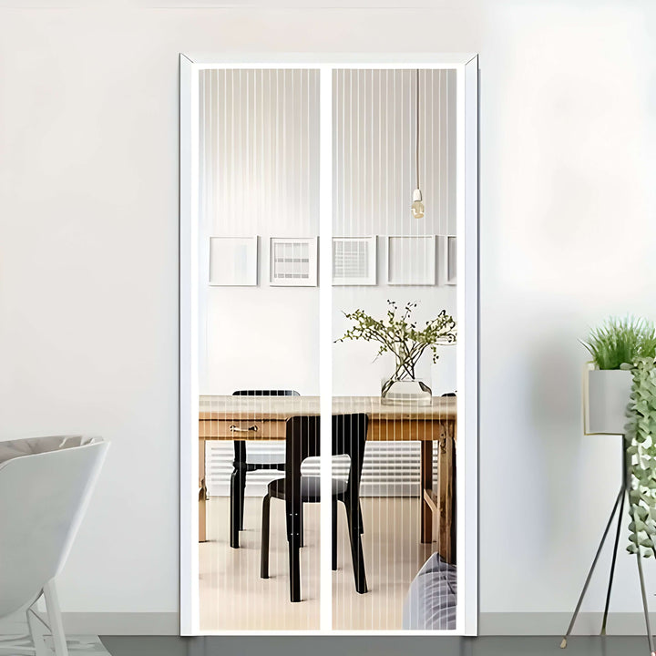 Wit magnetisch muggennet geïnstalleerd in een deuropening, naadloos in interieur.
