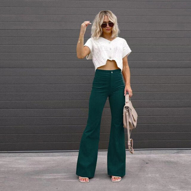 Moderne flared broek getoond in een complete damesoutfit