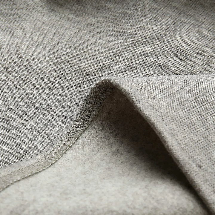 Man demonstreert de bewegingsvrijheid van de casual blazer