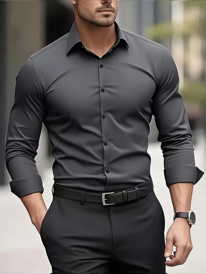 Model draagt wit heren overhemd Sam, lange mouwen, met een zakelijke uitstraling. Formele herenmode.