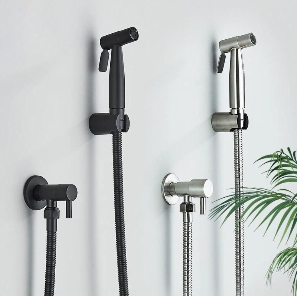 HygieneX toilet bidet sprayer in zilver en zwarte uitvoering gemonteerd aan de muur