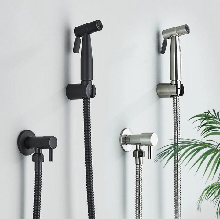 HygieneX toilet bidet sprayer in zilver en zwarte uitvoering gemonteerd aan de muur