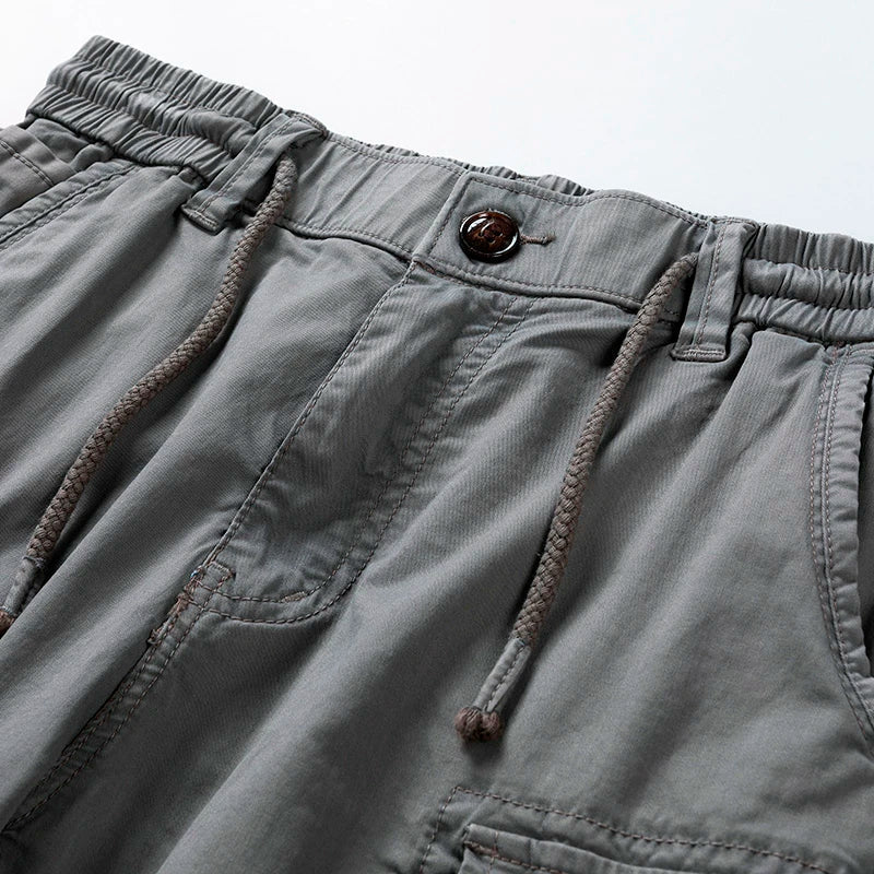 Achterkant van de zwarte heren cargoshort inclusief achterzakken met knoop