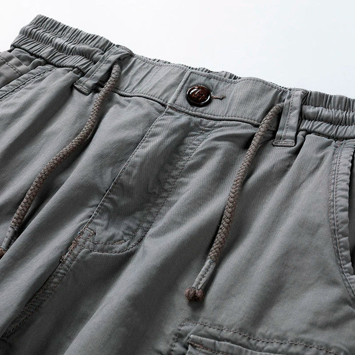 Achterkant van de zwarte heren cargoshort inclusief achterzakken met knoop
