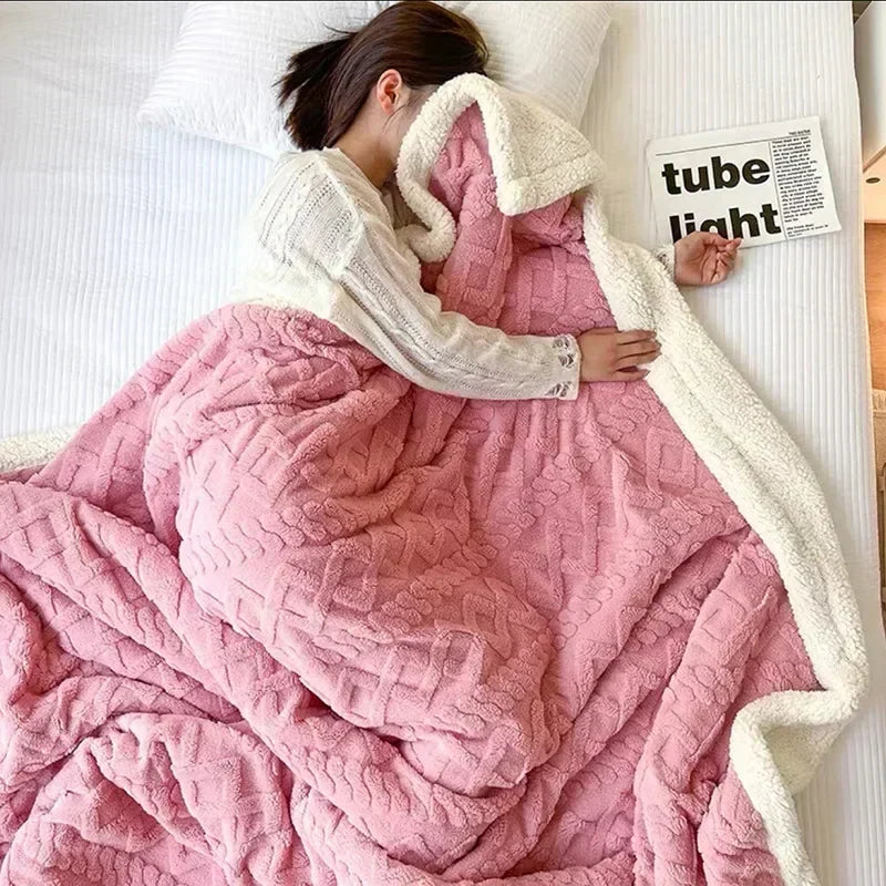 Premium lamswollen deken, een luxe woonaccessoire dat warmte en stijl toevoegt aan elk interieur.