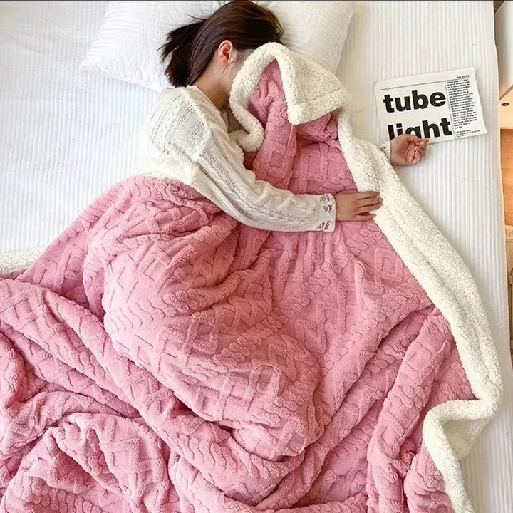 Premium lamswollen deken, een luxe woonaccessoire dat warmte en stijl toevoegt aan elk interieur.