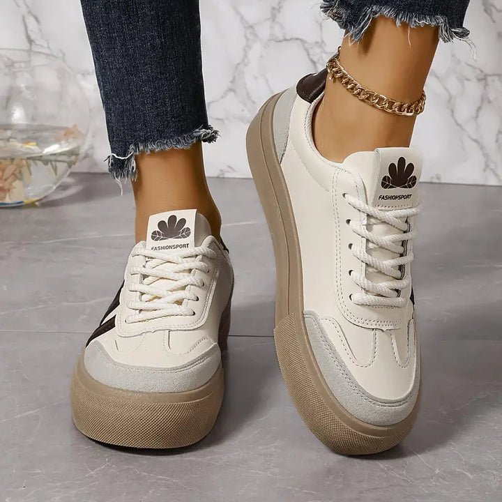 Comfortabele sportschoenen voor dames in blauw en bruin, zijdelings bekeken
