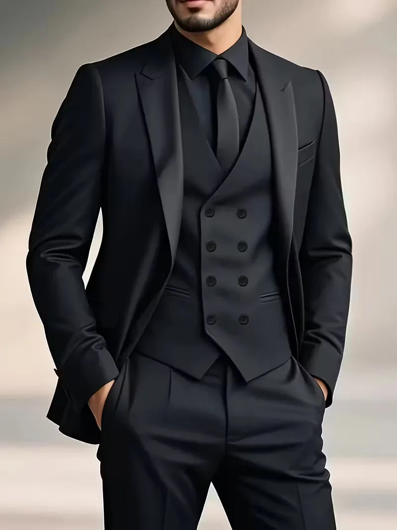 Man in stijlvol zwart driedelig slim fit pak met stropdas