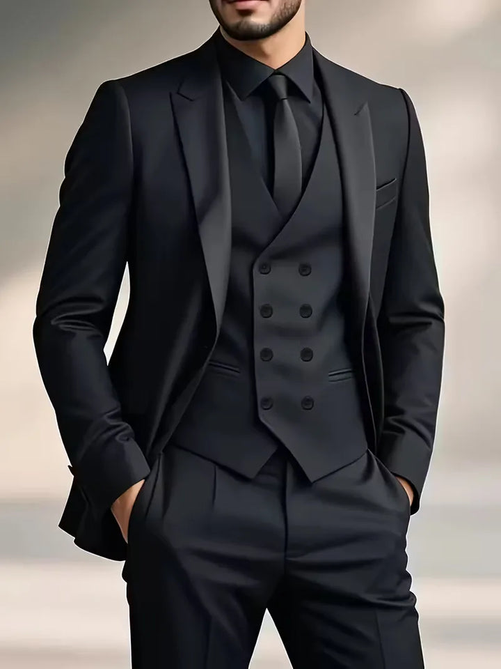 Man in stijlvol zwart driedelig slim fit pak met stropdas