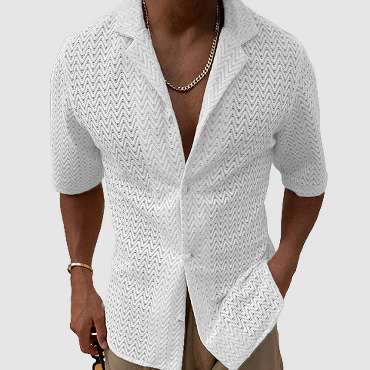 Man draagt een wit casual zomeroverhemd voor heren met knoopsluiting en korte mouwen