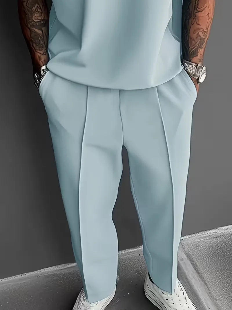 Detailopname van de broek met rechte pijpen en middenhoge taille