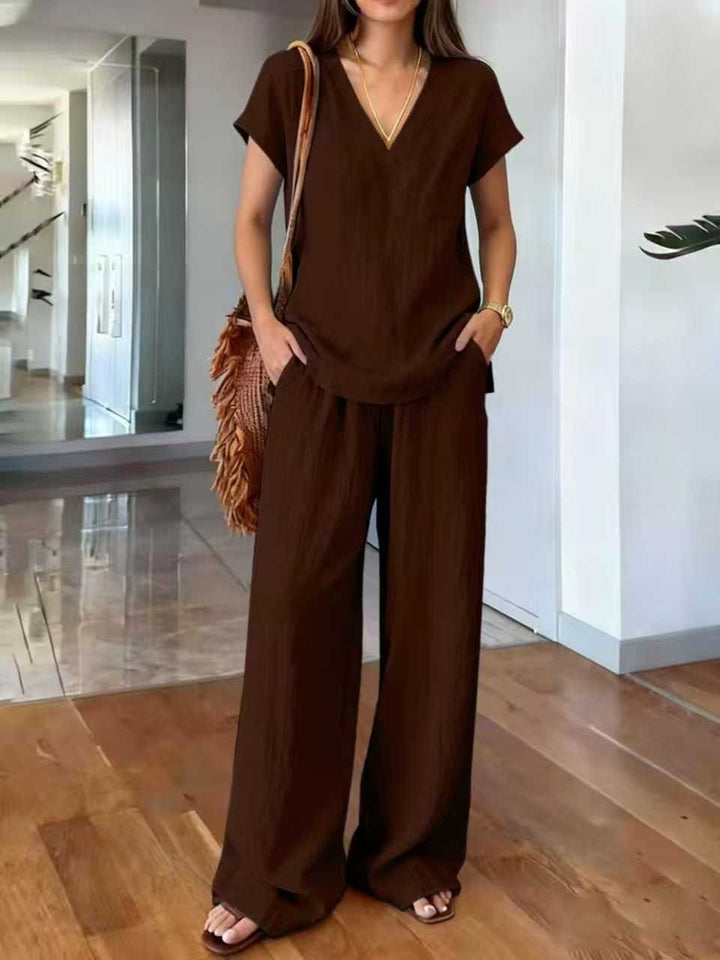Dames tweedelige set in bruine kleur, toont de veelzijdigheid van de outfit.