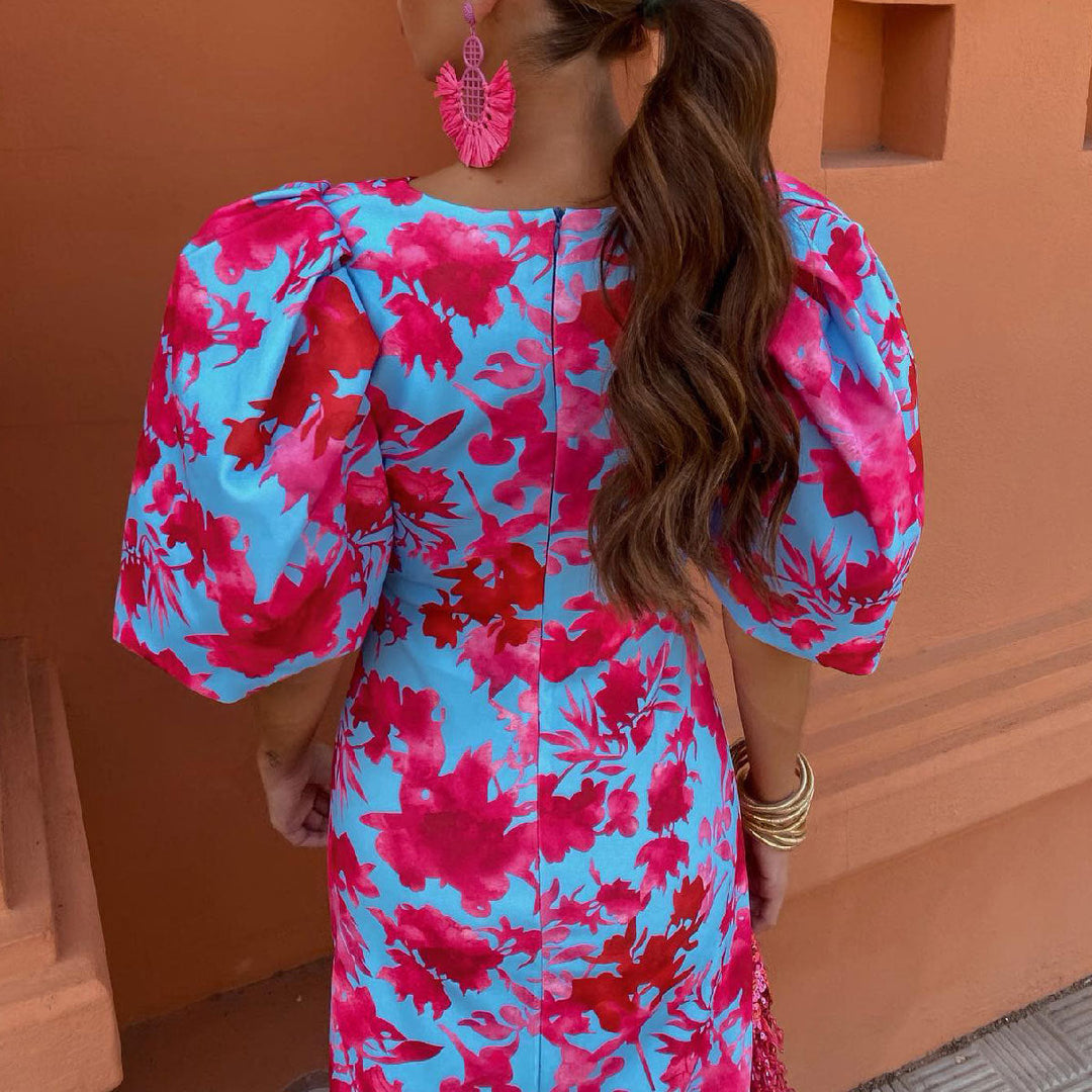 Amely gelegenheidsjurk voor dames in roze met blauw getoond als feestjurk.