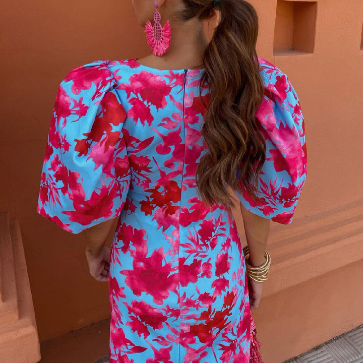 Amely gelegenheidsjurk voor dames in roze met blauw getoond als feestjurk.