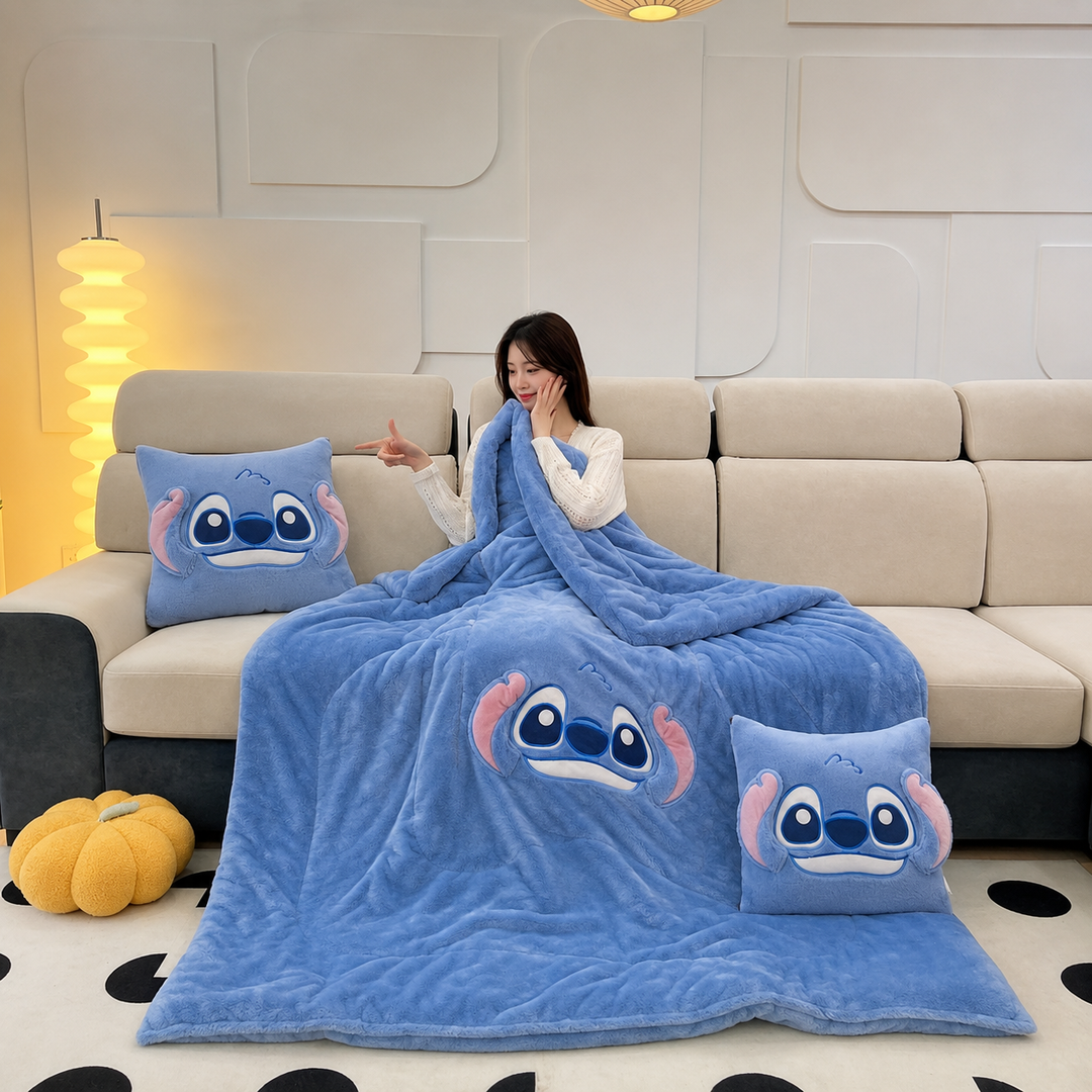 Vrouw zit op de bank met de Stitch kussen deken in één