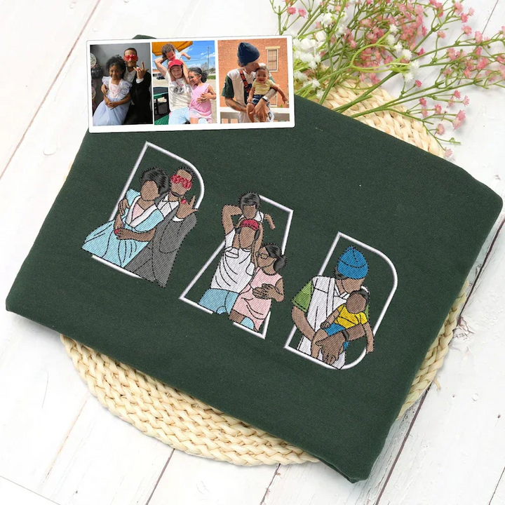Detail van het fijne geborduurde fotocadeau op de gepersonaliseerde sweatshirt, een blijvende herinnering.