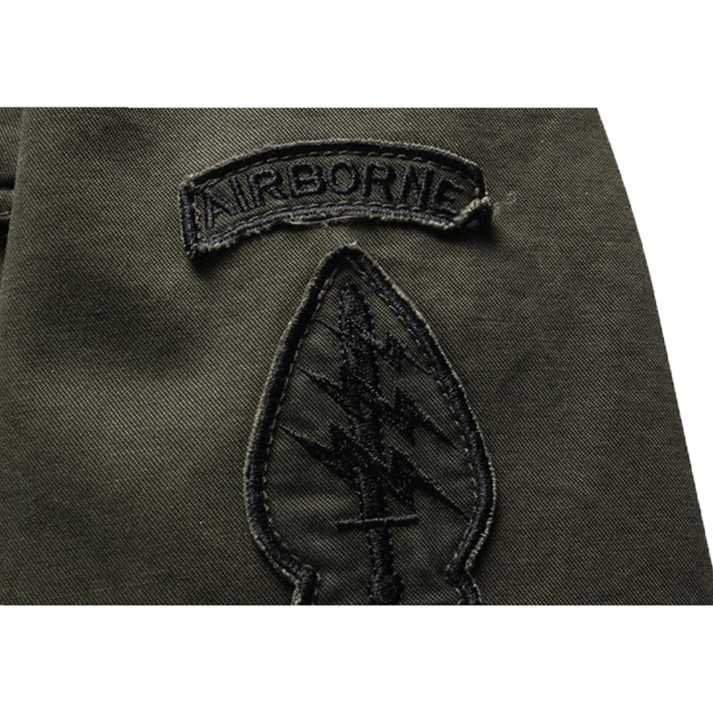 Close-up textuur van de militairgroene outdoorjas voor heren; comfortabele en duurzame seizoensjas.