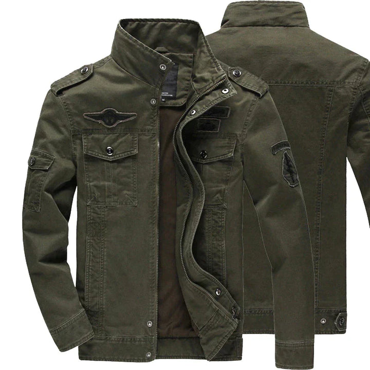 Stijlvolle militairgroene herenjas met reverskraag, comfortabel en casual voor dagelijks gebruik.