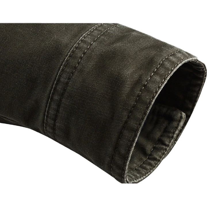 Dagelijkse heren outdoorjas in militairgroen, comfortabel en veelzijdig voor lente, herfst en winter.