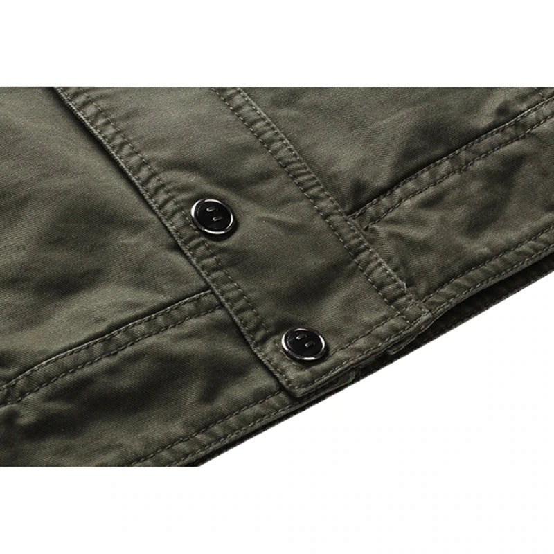 Heren outdoorjas militairgroen, gecombineerd met jeans voor een casual, comfortabele look. Veelzijdige seizoensjas.