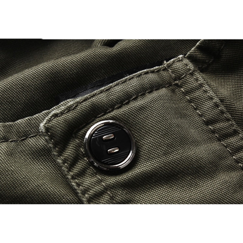 Militairgroene heren outdoorjas met elegante reverskraag, geschikt als veelzijdige seizoensjas.