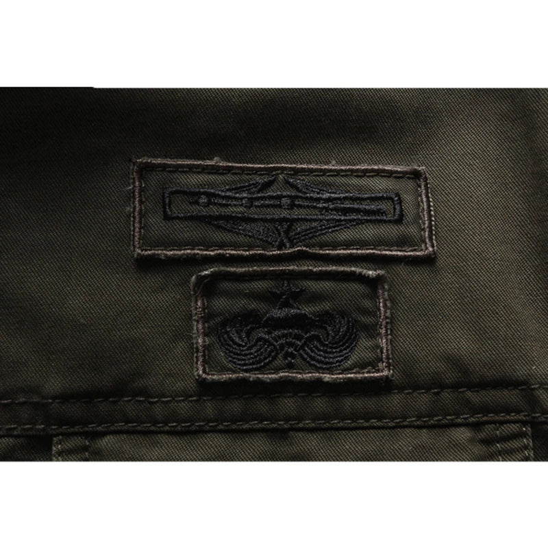 Rugdetail van de militairgroene heren outdoorjas, veelzijdig en comfortabel voor alle seizoenen.