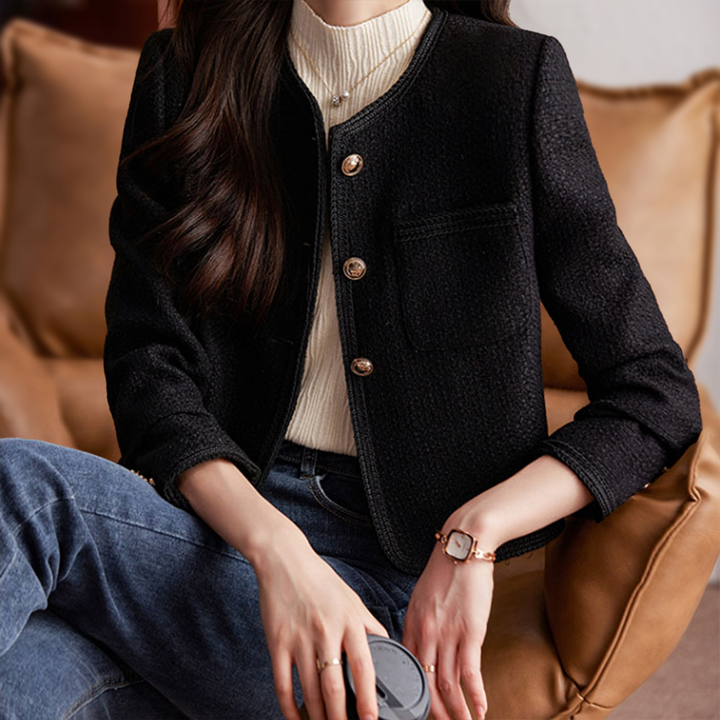 Modern damesjasje: kort, elegant en met gouden knopen. Een veelzijdig item voor een trendy business of casual stijl.
