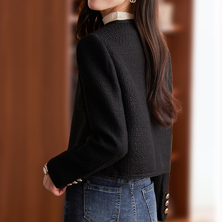 Chic kort damesjasje met gouden knopen, perfect om elke casual of feestelijke outfit elegant te maken.
