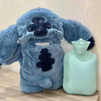 Zachte pluche knuffel met blauwe warmwaterkruik