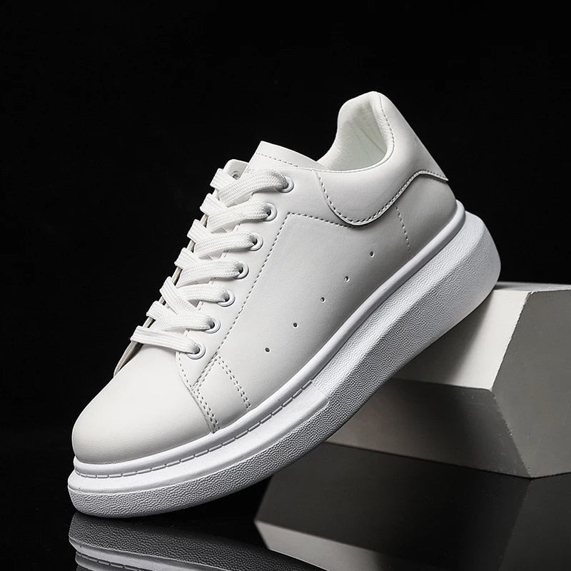 Stijlvolle witte heren sneakers gepresenteerd op een modern blok