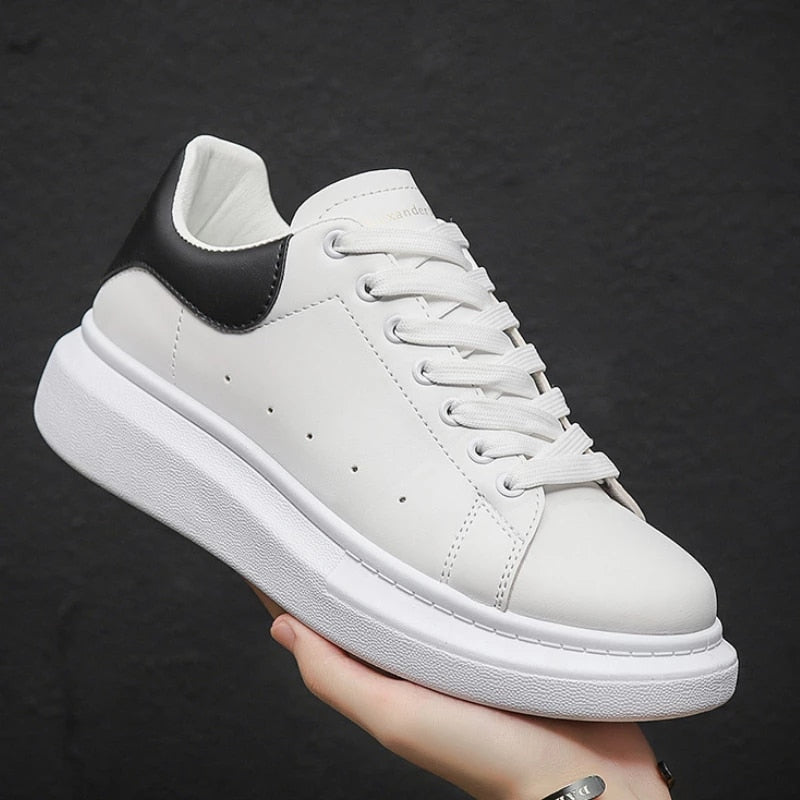 Detailopname van witte heren sneakers, comfortabele casual schoenen met moderne urban uitstraling