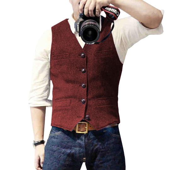 Heren gilet gedragen over een overhemd, creëert een chique en complete outfit.