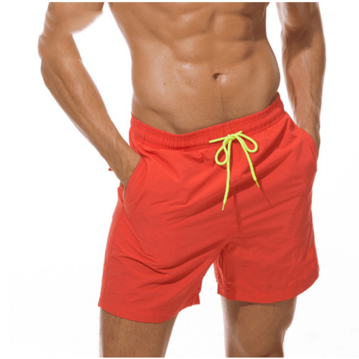 Zwarte heren zwemshorts, sportief model, snel droog na een duik in het zwembad.