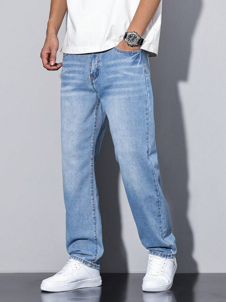 Heren jeans, losse pasvorm en baggy stijl, ideaal voor een moderne, relaxte streetwear outfit.