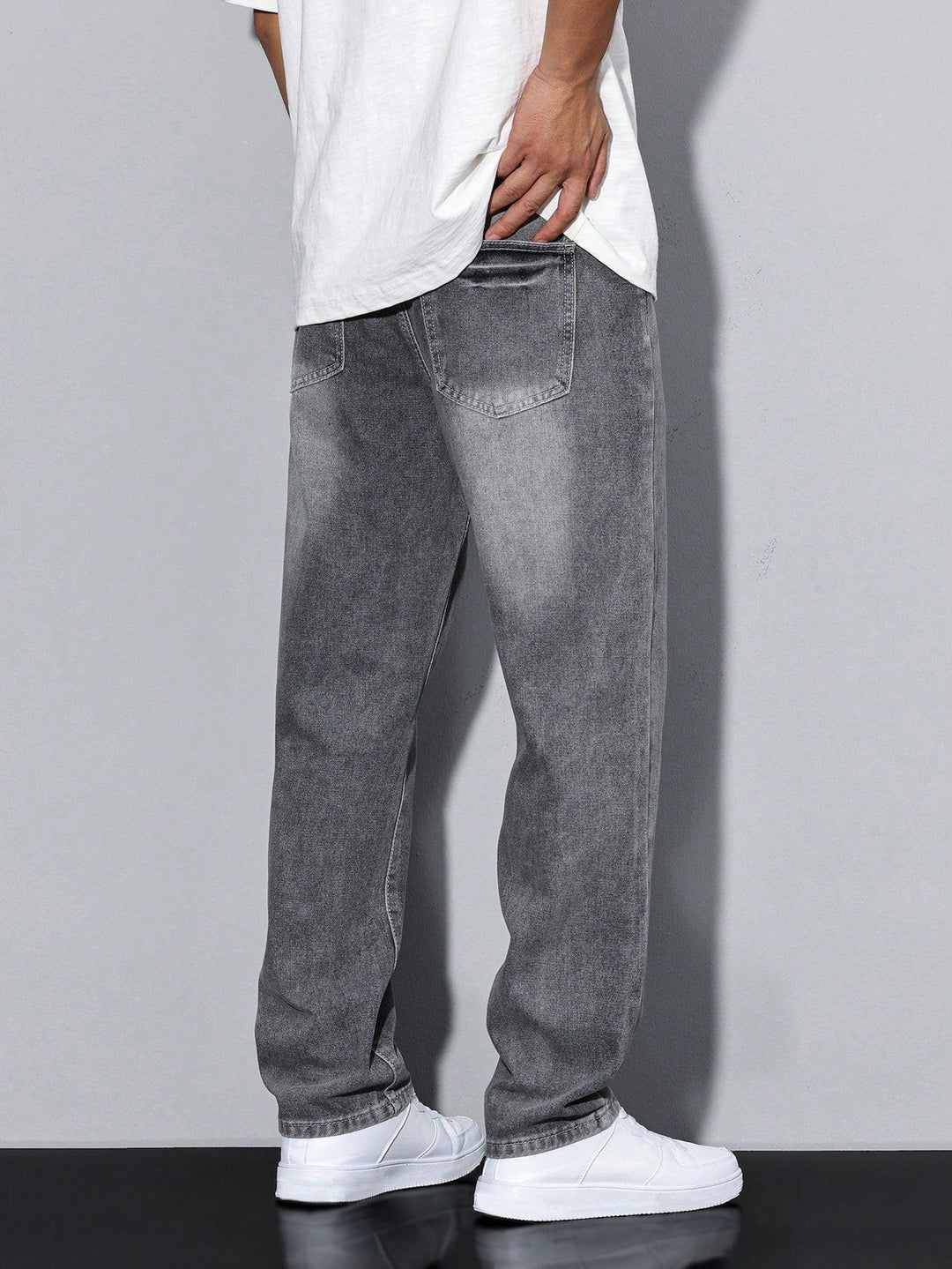 Heren jeans met losse pasvorm, moderne streetwear baggy stijl geschikt voor jongens en mannen.