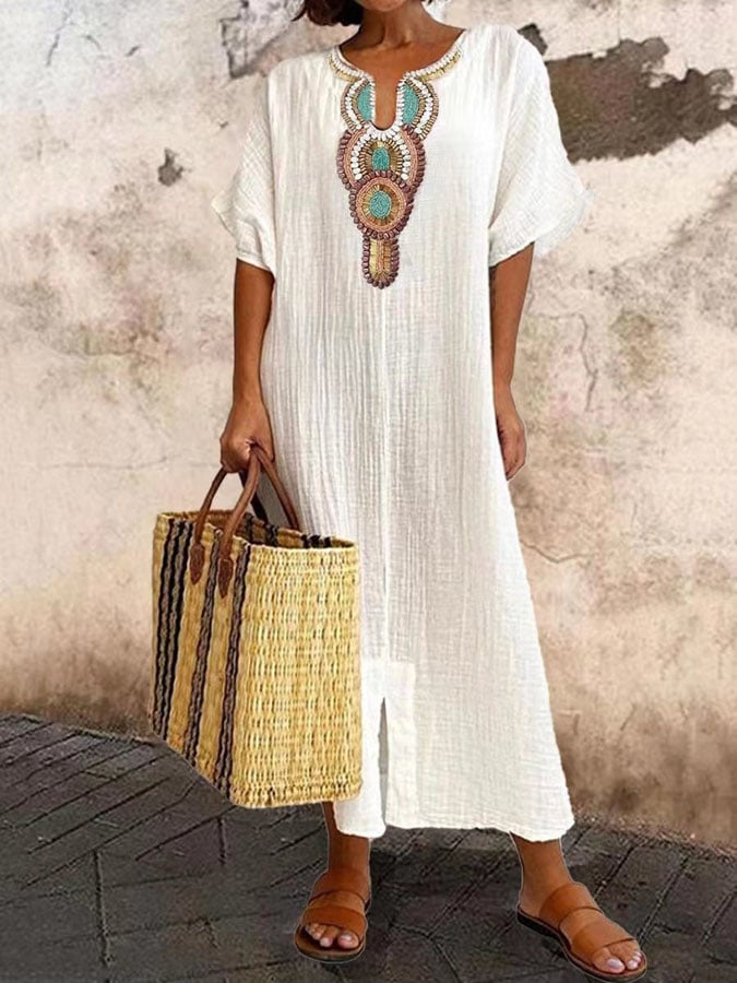 Losvallende dameszomerjurk als lange kaftan met elegante geborduurde halslijn voor vakantie